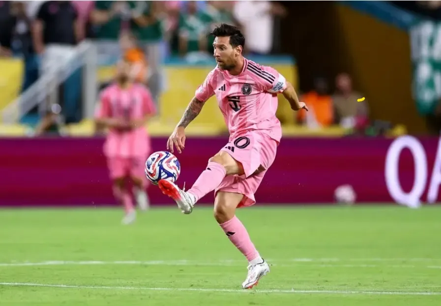 FIFA CWC Final 16 - Portrait with player in action.