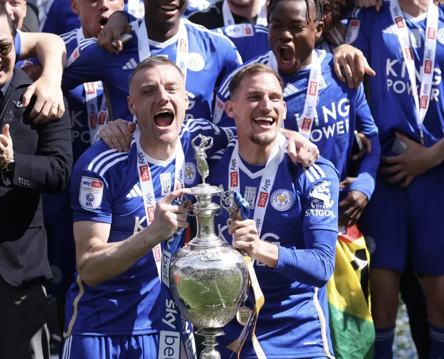 EFL Championship Cup - Photo with celebrating players.