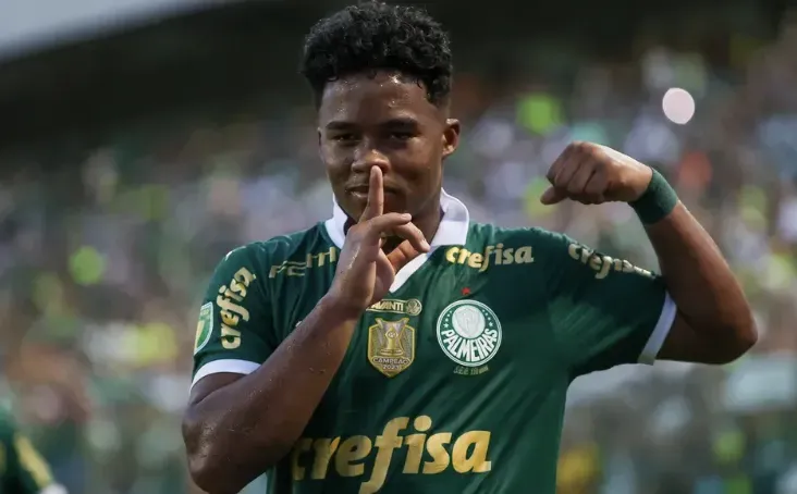 Endrick - Portrait with Palmeiras jersey and gesture.